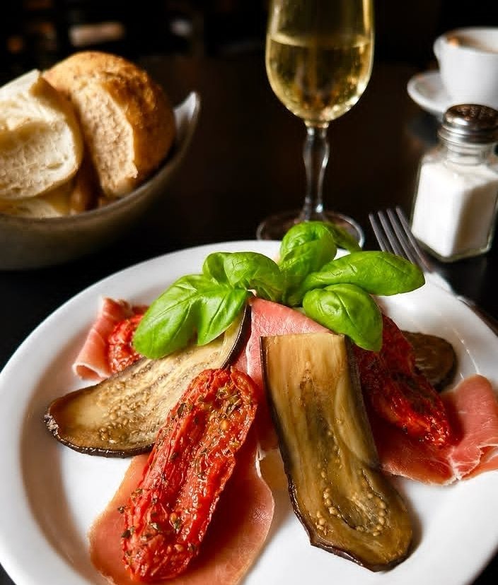 Jamón crudo, berenjenas grilladas, tomates y albahaca