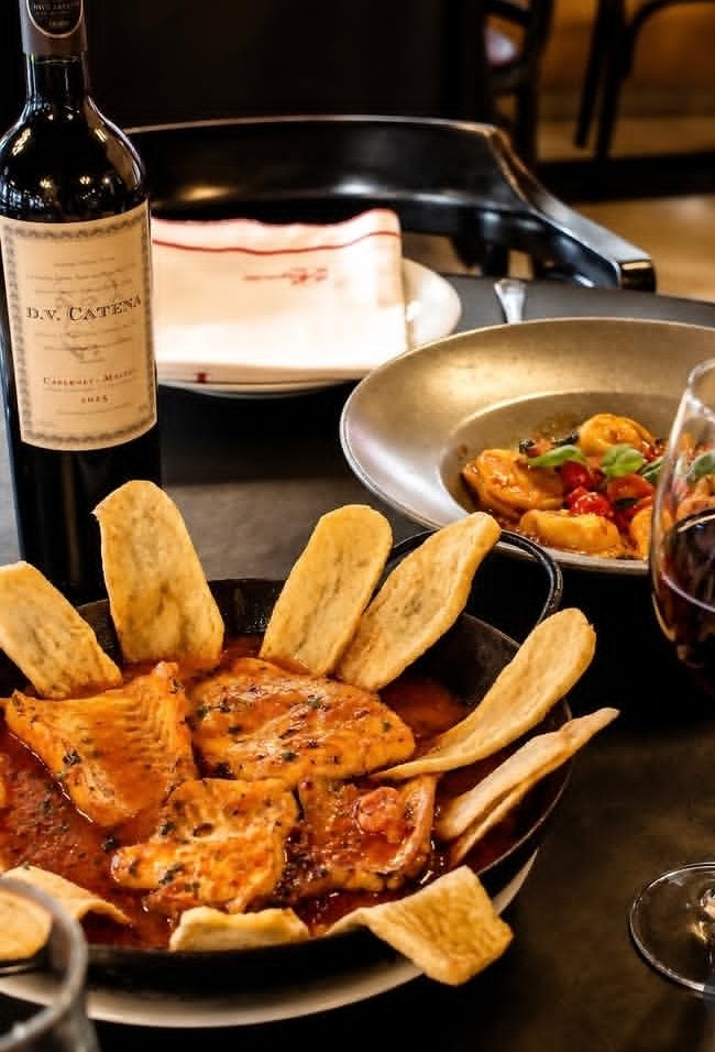 Cazuela de la casa con vino tinto