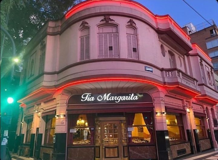 La fachada de Tía Margarita, con su letrero iluminado