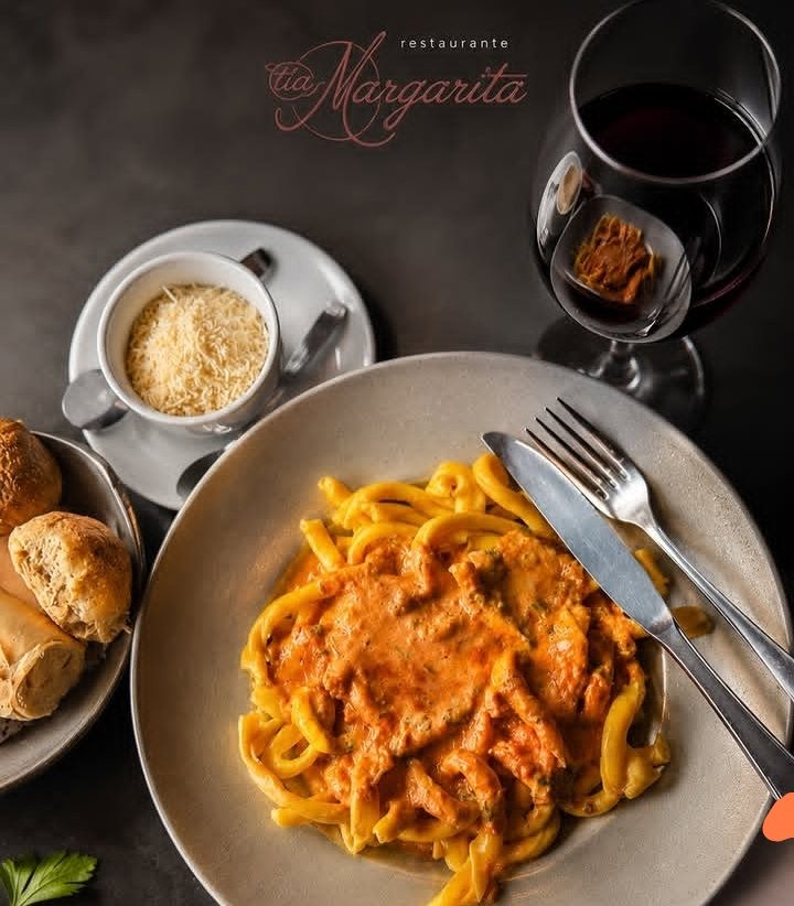 Pasta con salsa rosa y queso rallado